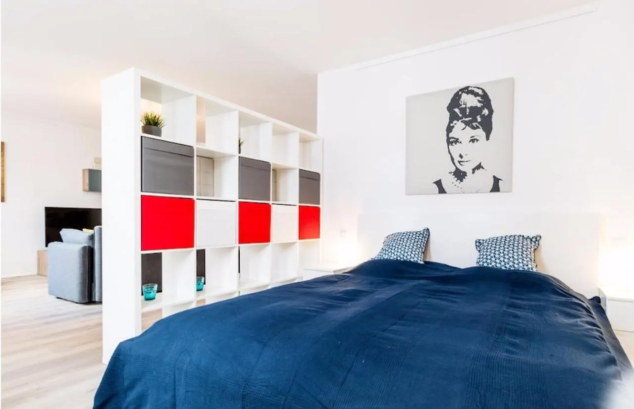 Homefy Oldtown Apartment - 6 People - 2 Bath - Balcony - Top Location Dusseldorf Germany