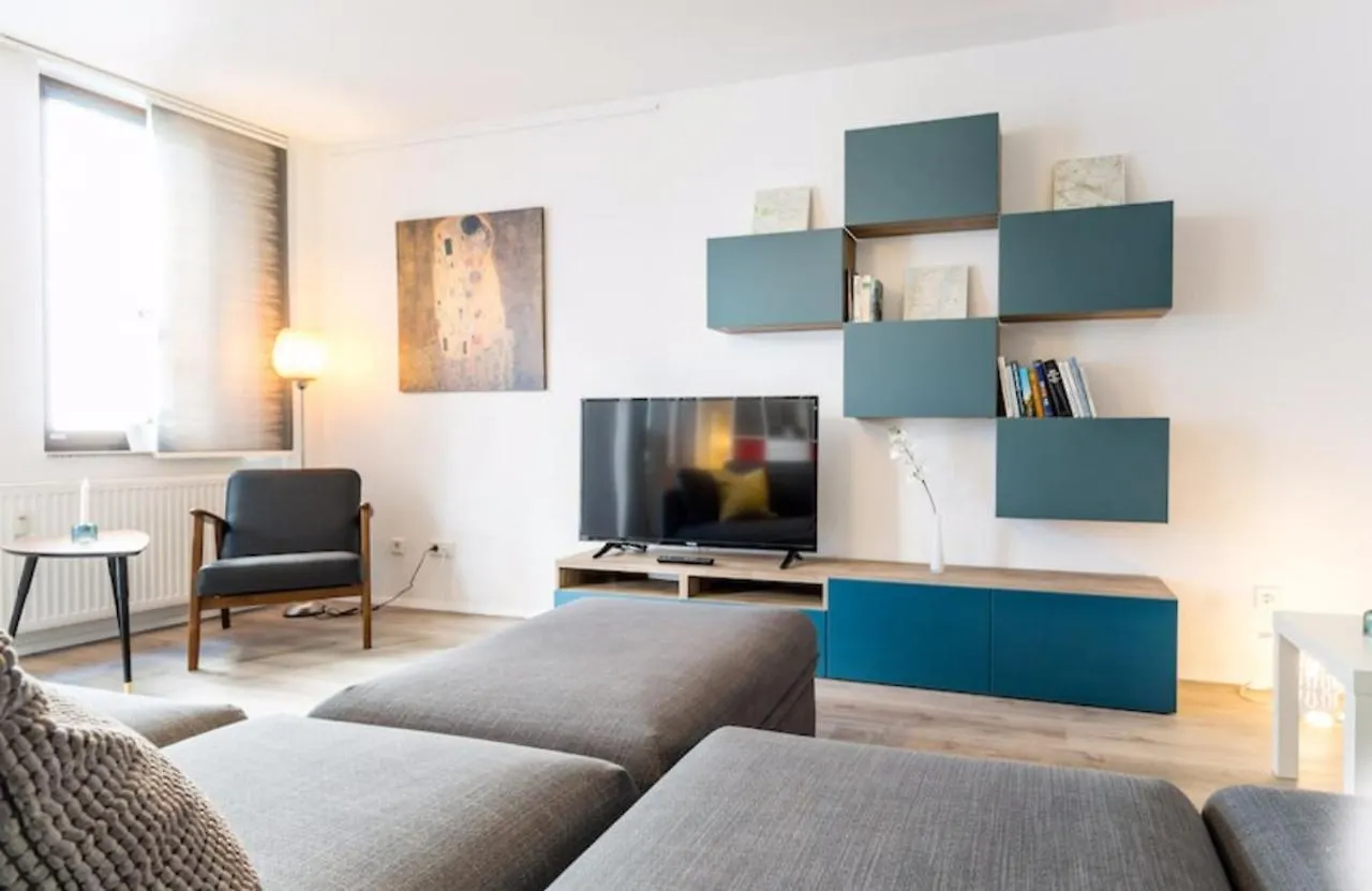 Homefy Oldtown Apartment - 6 People - 2 Bath - Balcony - Top Location Dusseldorf Germany